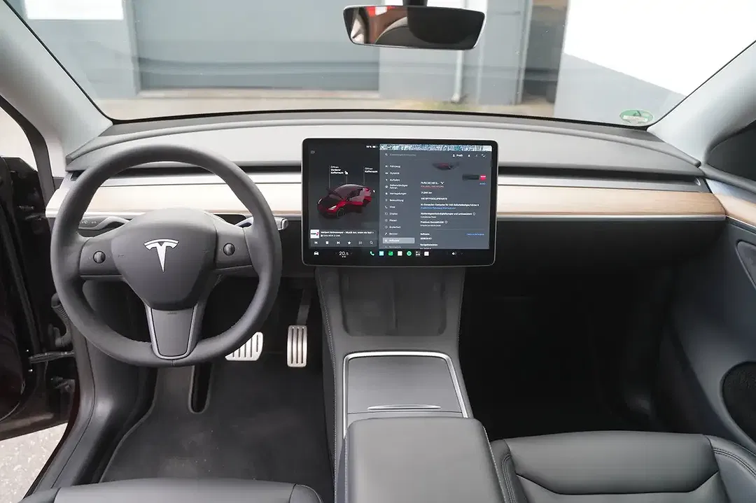 Tesla Model Y - Thumbnail 2
