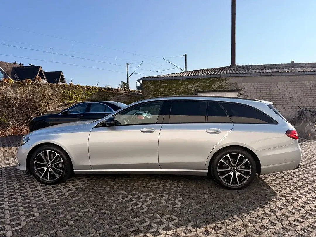 Mercedes-Benz E 200 - Thumbnail 2