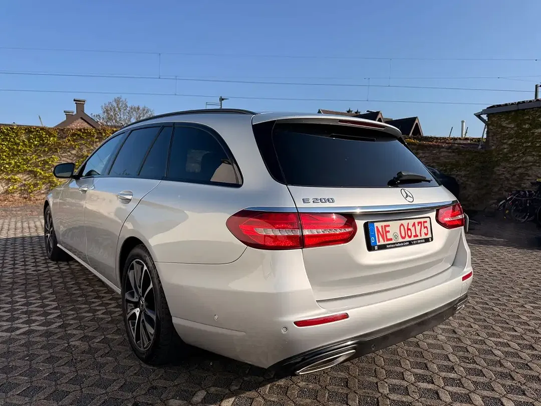 Mercedes-Benz E 200 - Thumbnail 3