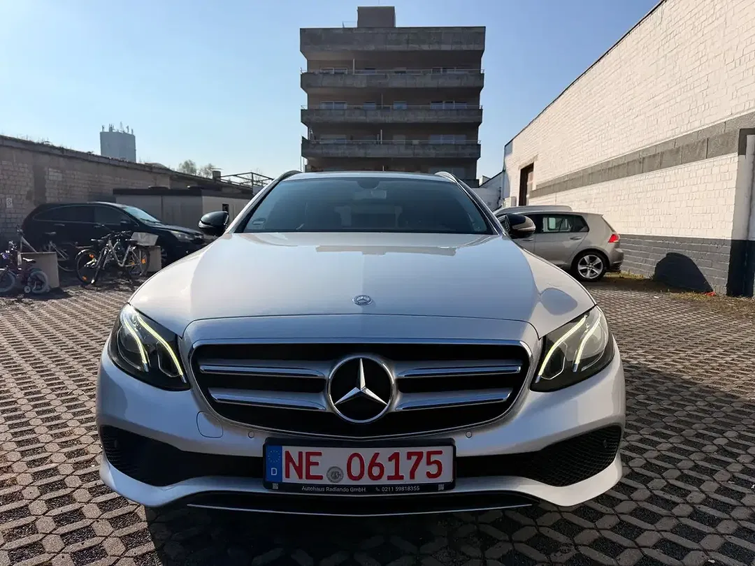 Mercedes-Benz E 200 - Thumbnail 8