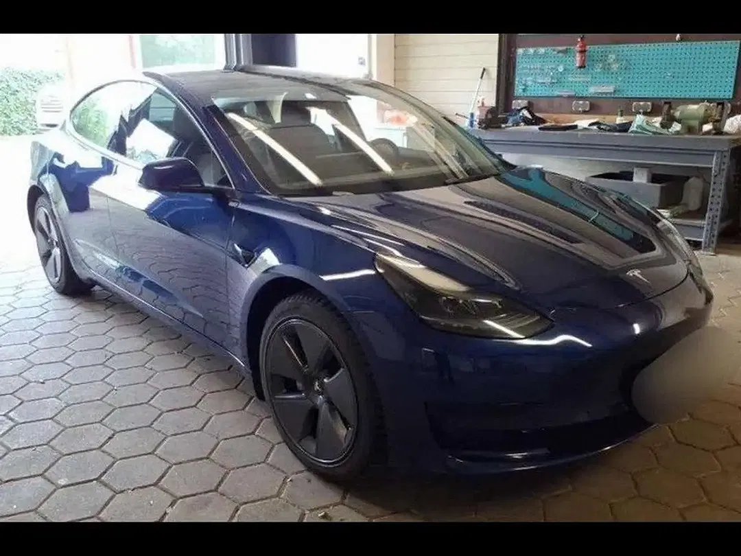 Tesla Model 3 - Thumbnail 2