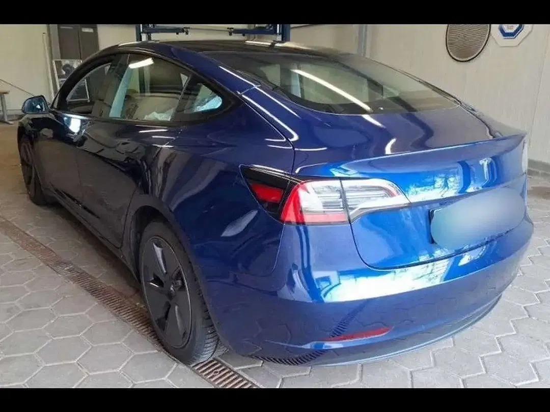 Tesla Model 3 - Thumbnail 3