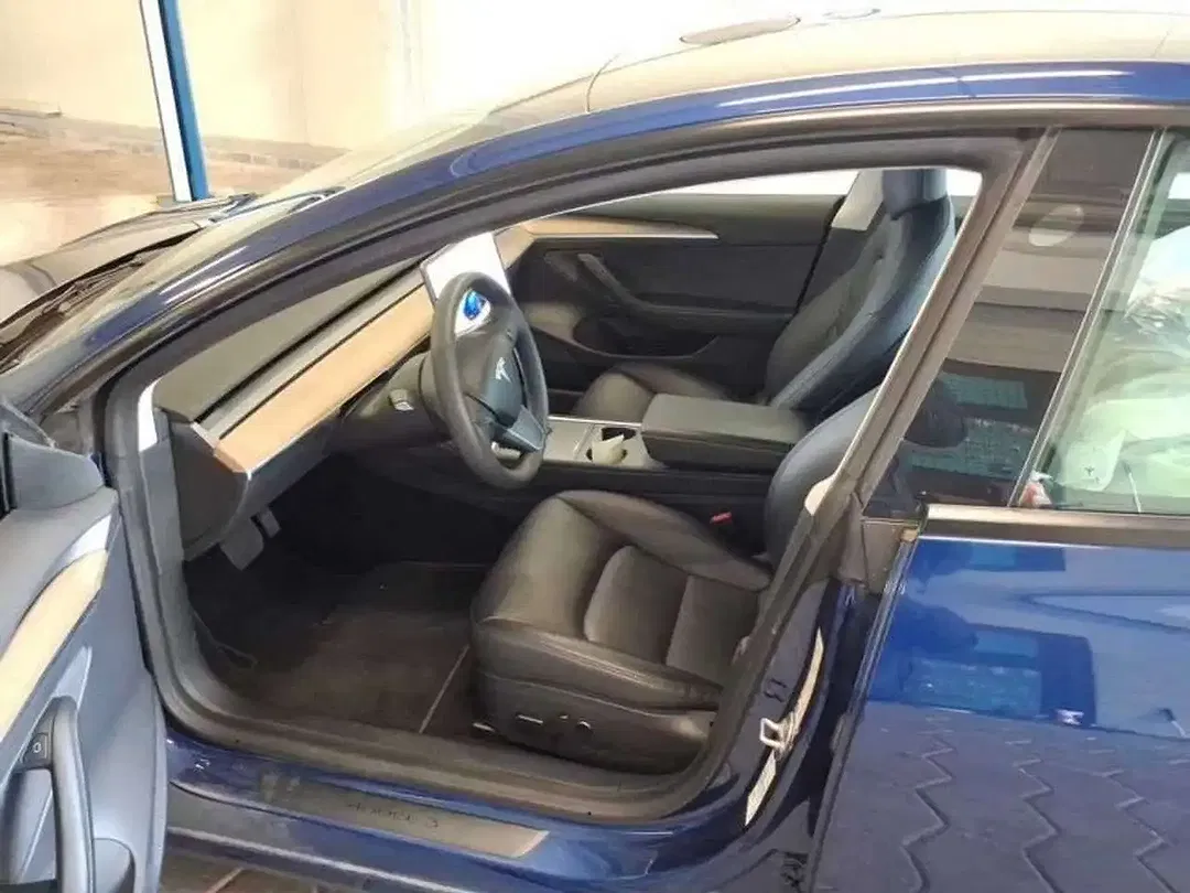 Tesla Model 3 - Thumbnail 5