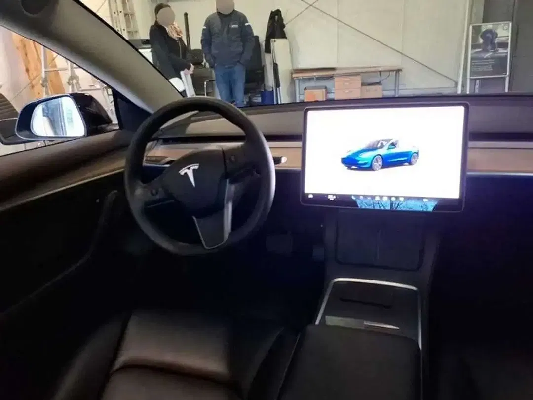 Tesla Model 3 - Thumbnail 6