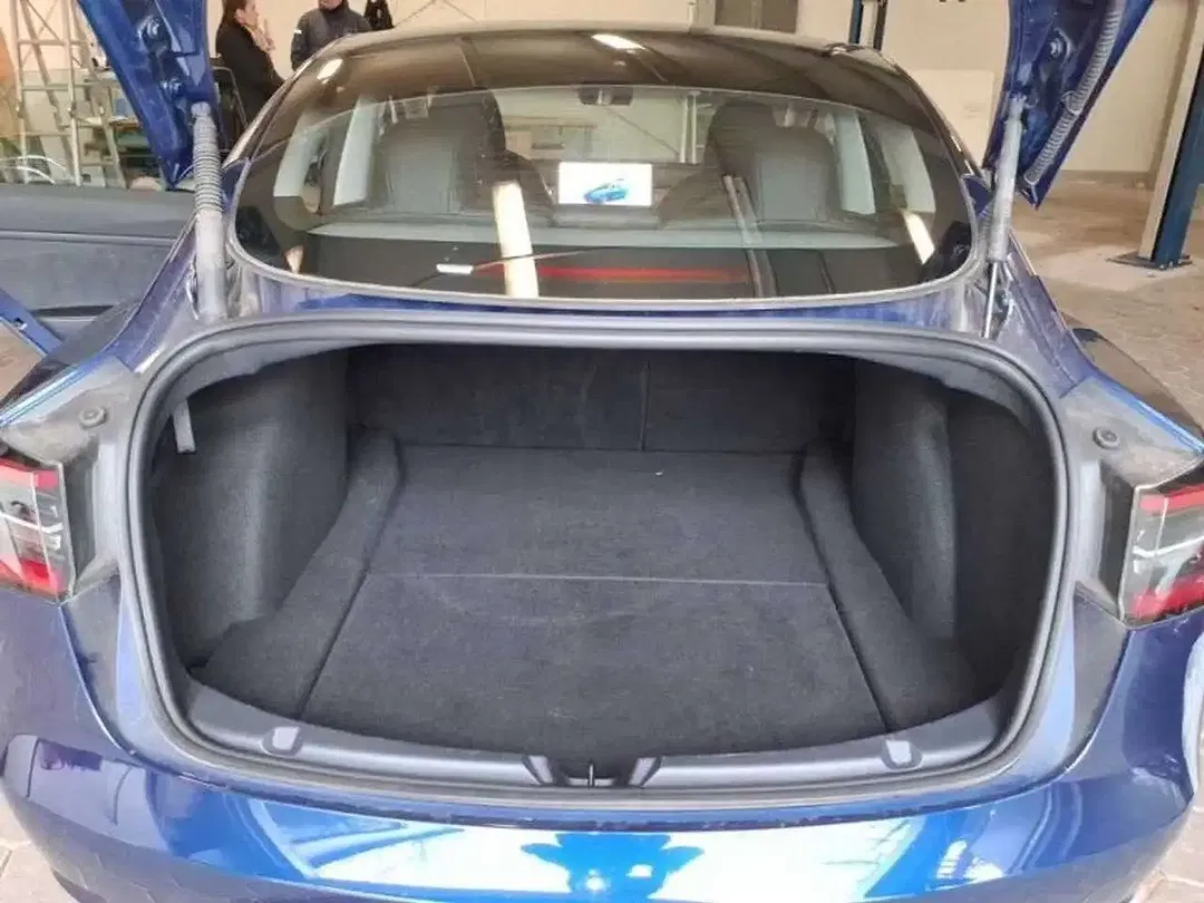 Tesla Model 3 - Thumbnail 9