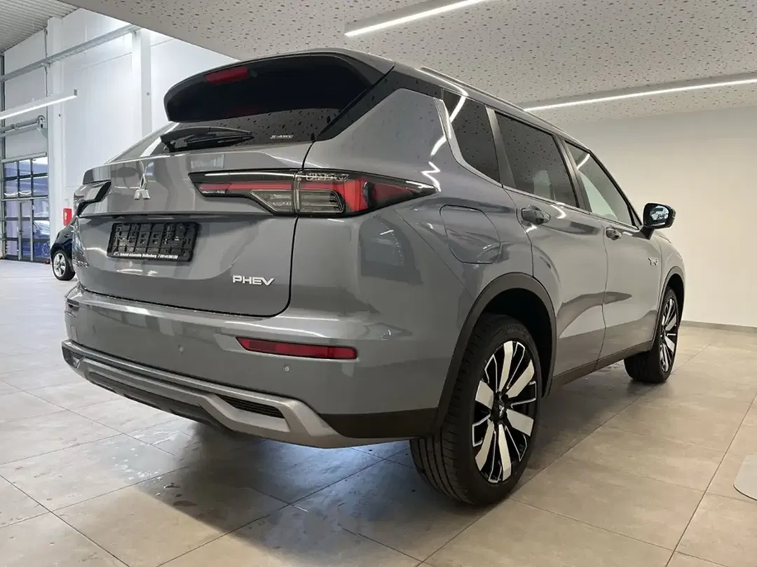 Mitsubishi Outlander - Thumbnail 4