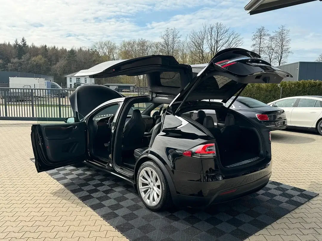 Tesla Model X - Thumbnail 10