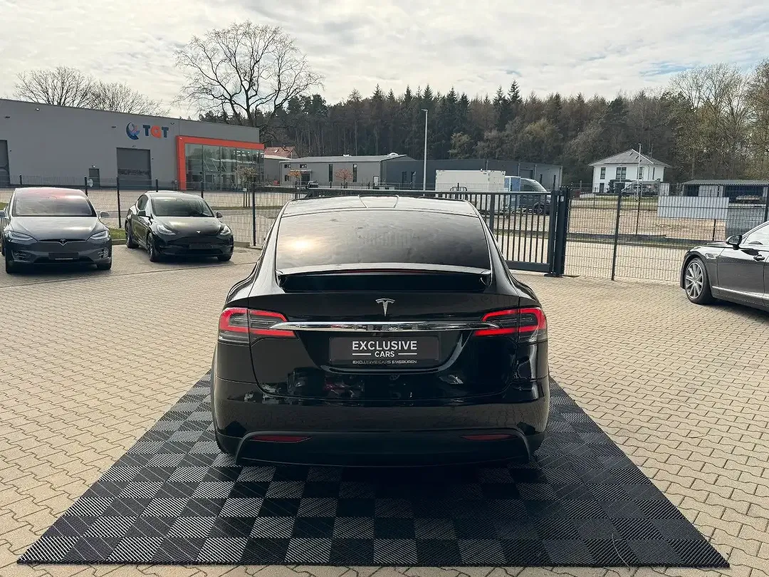 Tesla Model X - Thumbnail 11