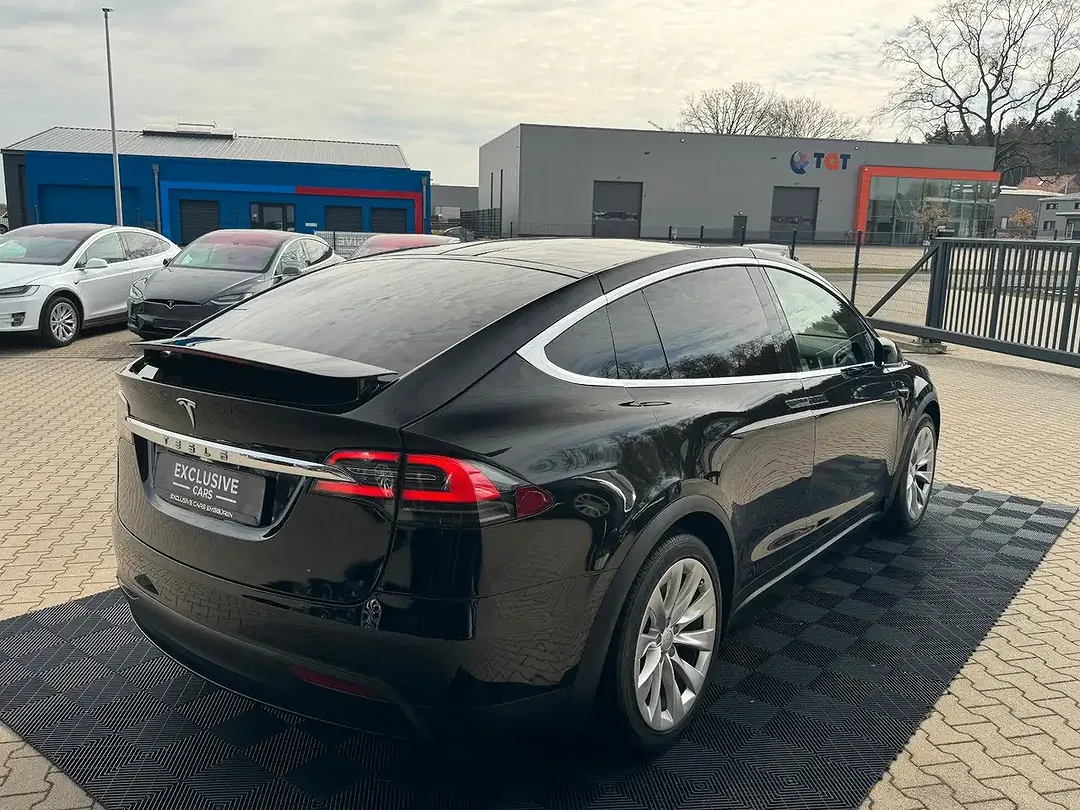 Tesla Model X - Thumbnail 13