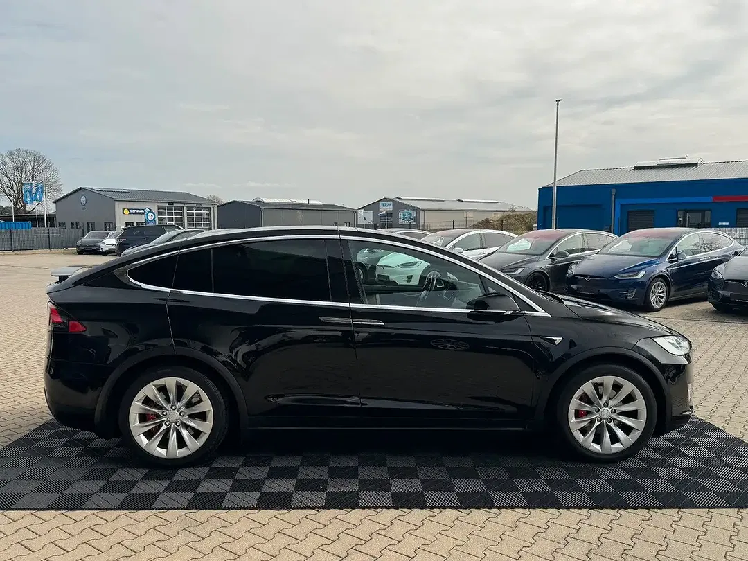 Tesla Model X - Thumbnail 14