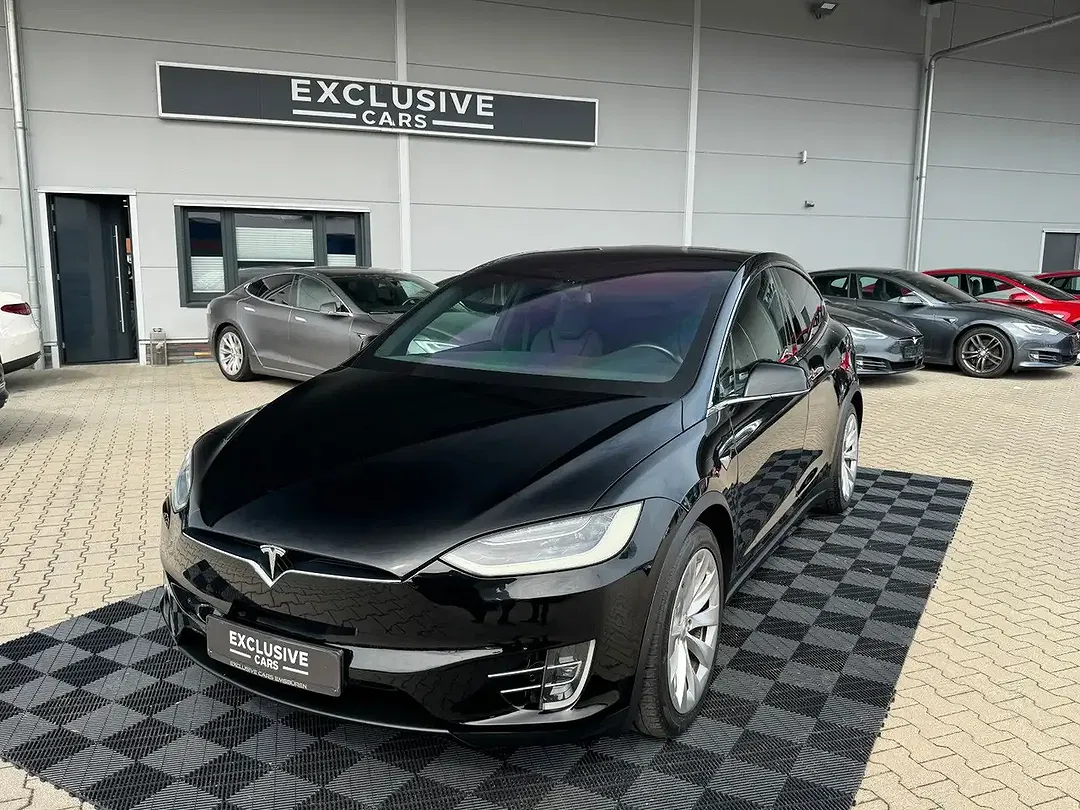 Tesla Model X - Thumbnail 2