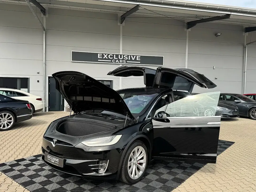 Tesla Model X - Thumbnail 3