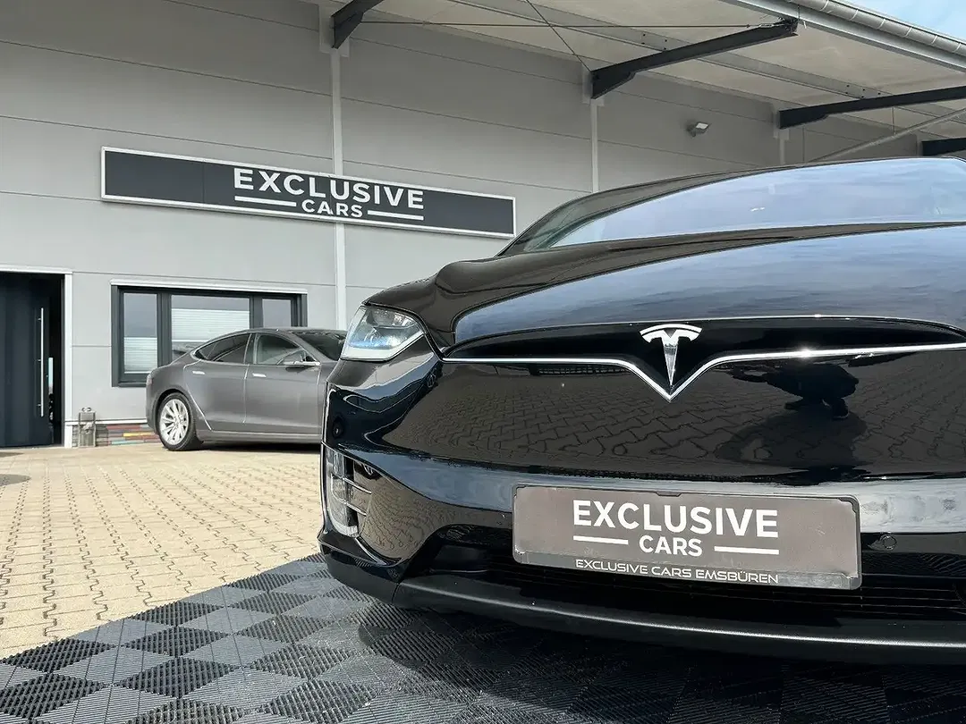 Tesla Model X - Thumbnail 4