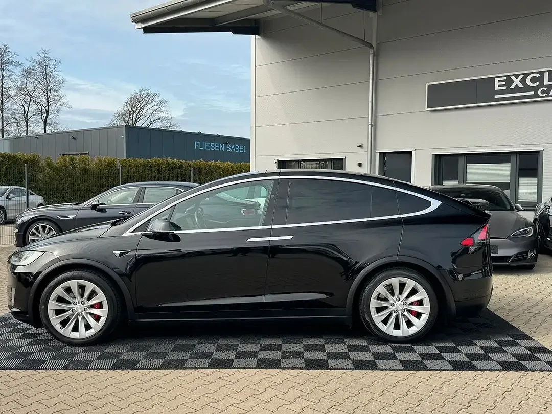 Tesla Model X - Thumbnail 5