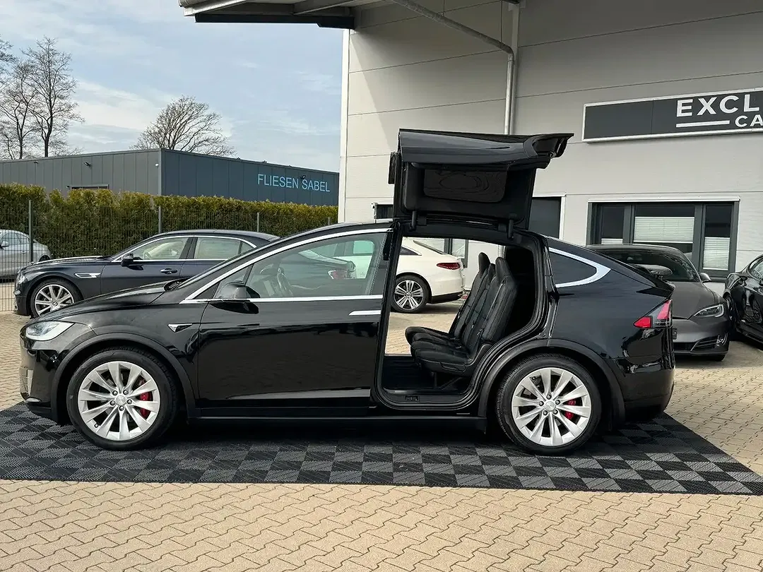 Tesla Model X - Thumbnail 6