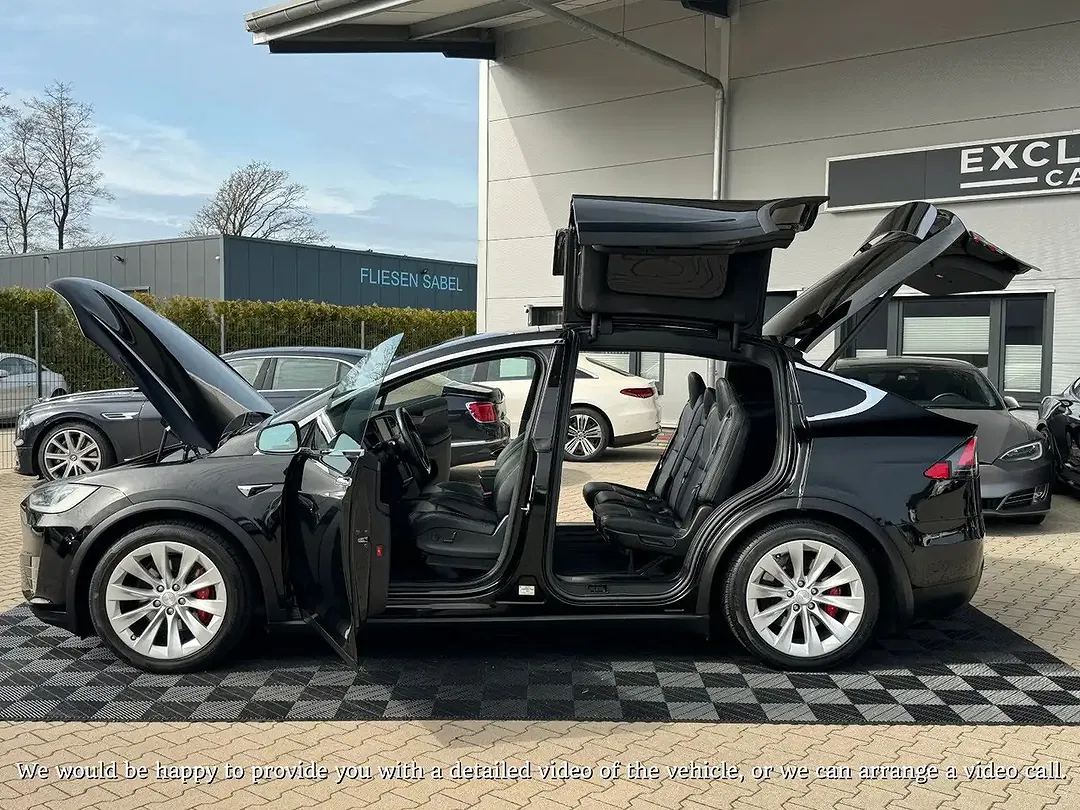 Tesla Model X - Thumbnail 7