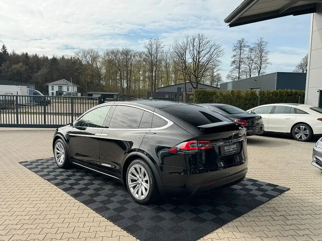 Tesla Model X - Thumbnail 8