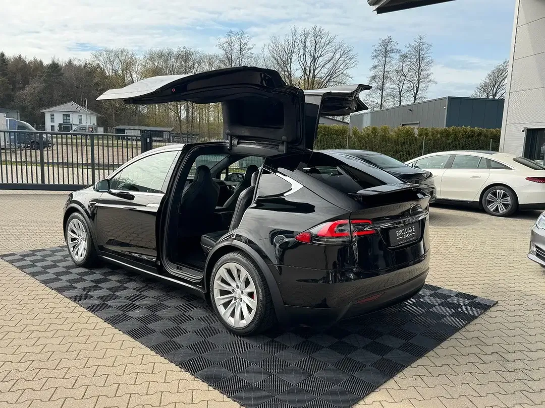 Tesla Model X - Thumbnail 9