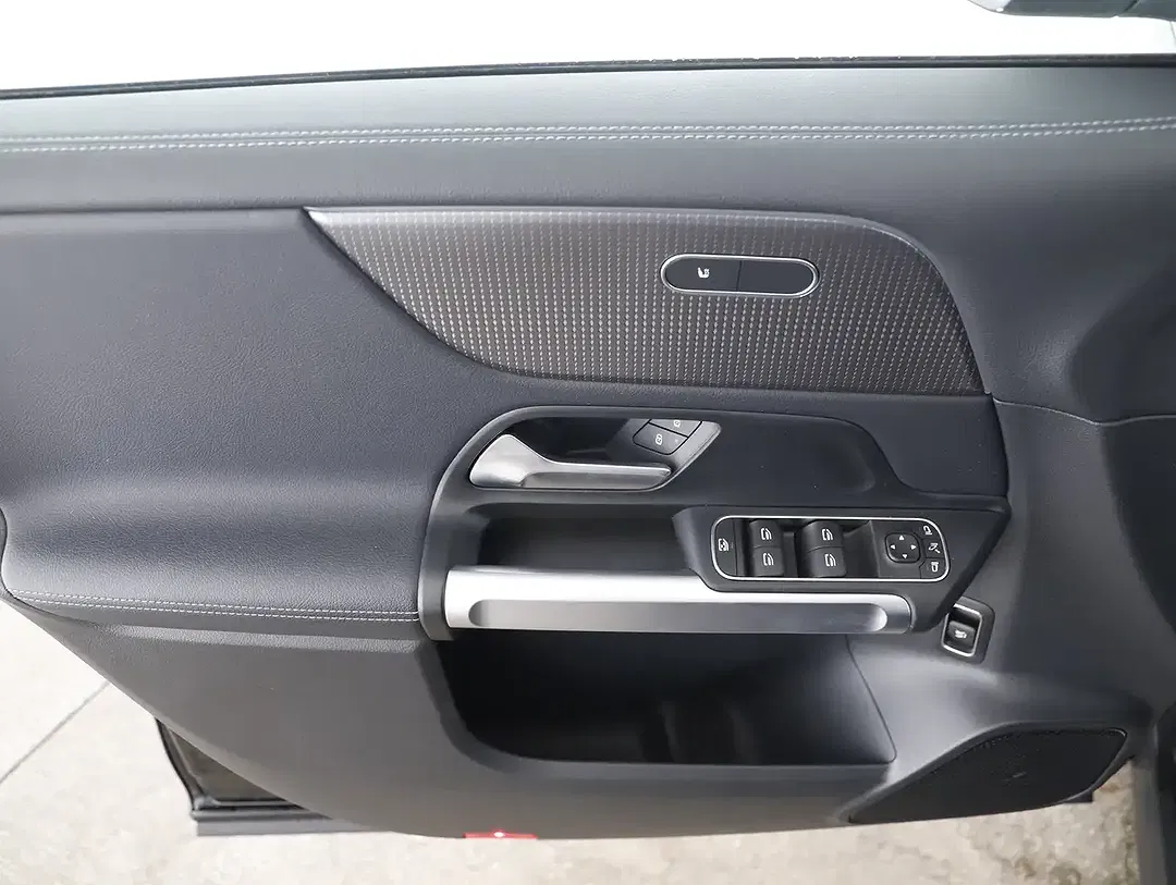 Mercedes-Benz EQB 250 - Thumbnail 4