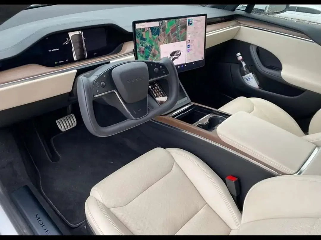 Tesla Model S - Thumbnail 10
