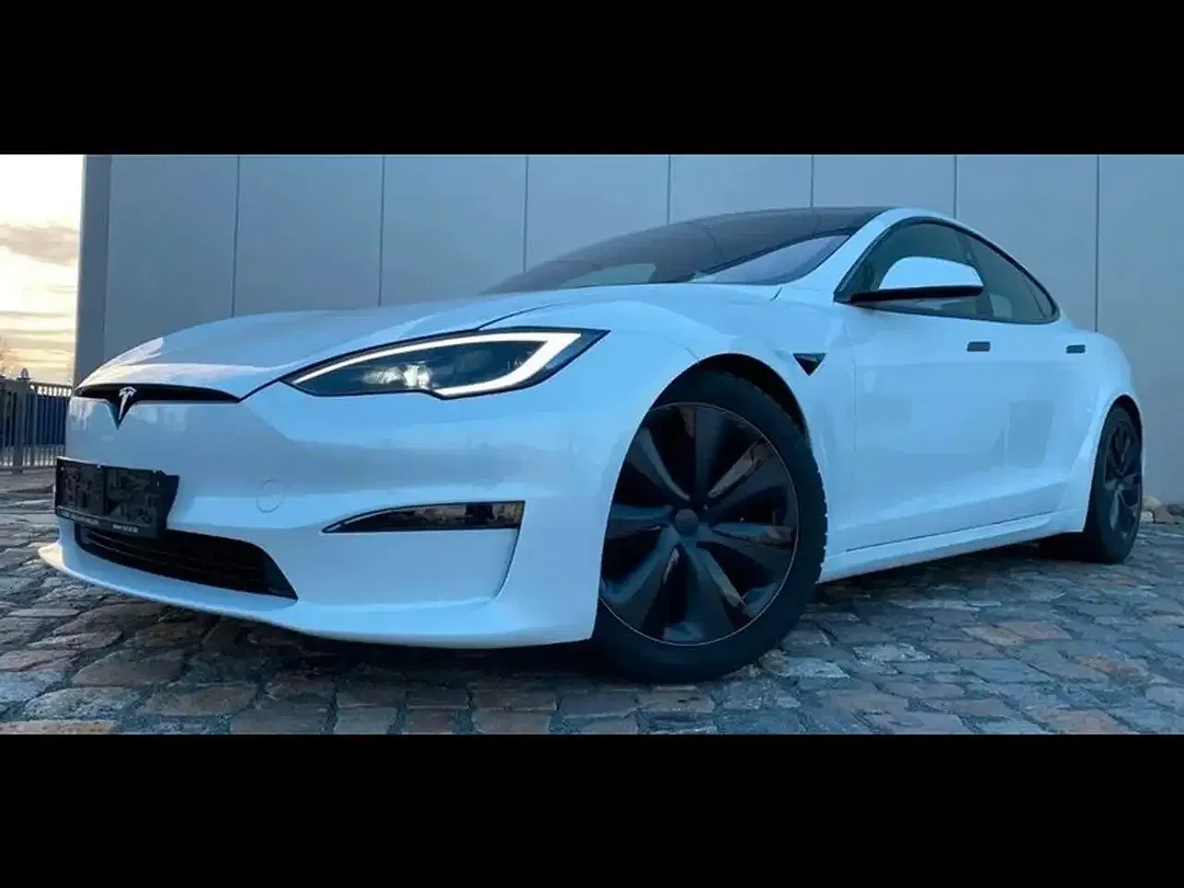 Tesla Model S - Thumbnail 2