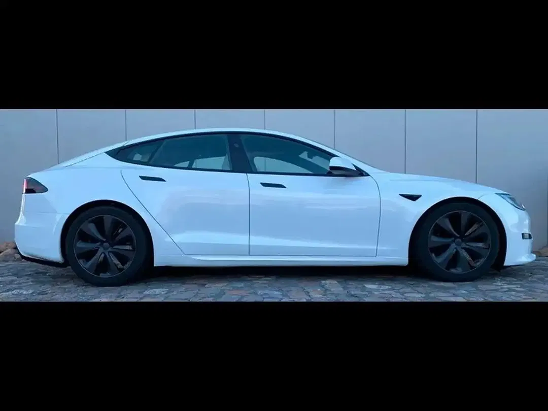 Tesla Model S - Thumbnail 3