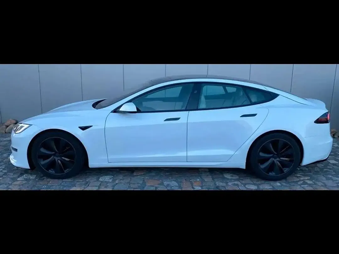 Tesla Model S - Thumbnail 4