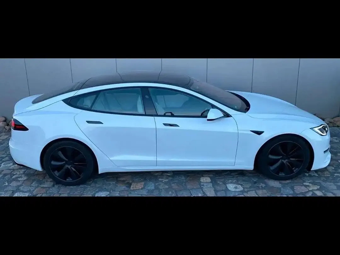 Tesla Model S - Thumbnail 5