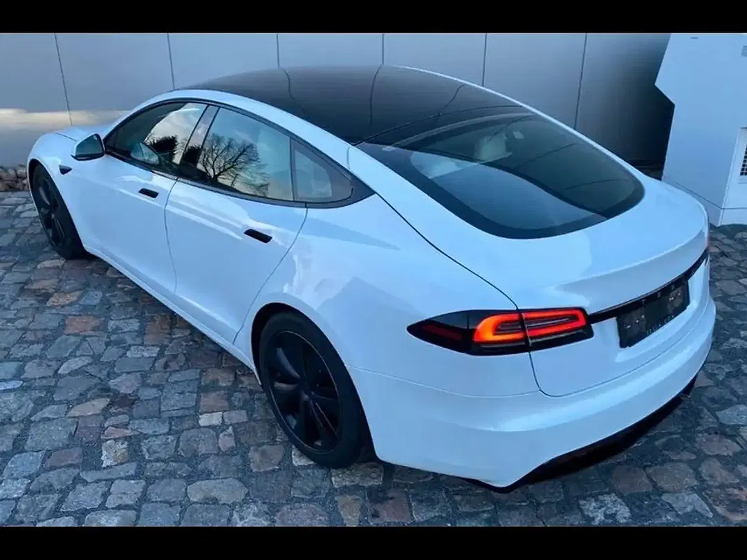 Tesla Model S - Thumbnail 6