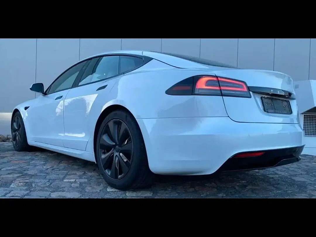 Tesla Model S - Thumbnail 7