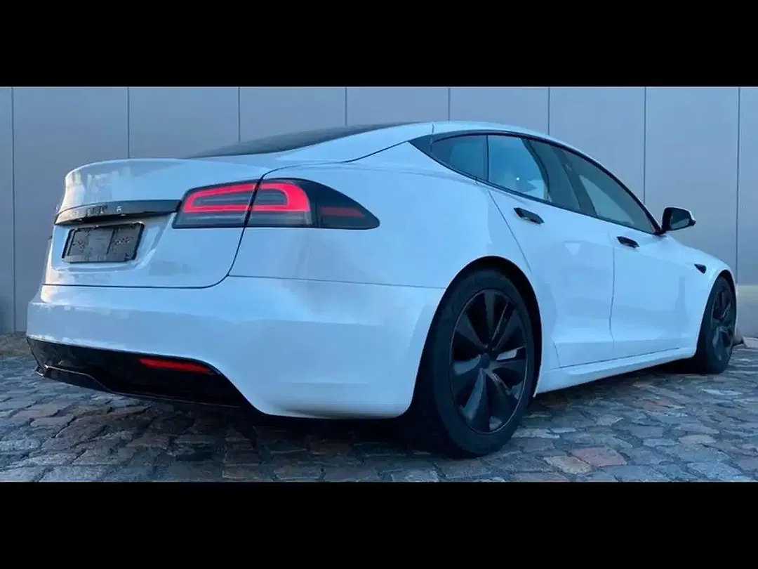 Tesla Model S - Thumbnail 8