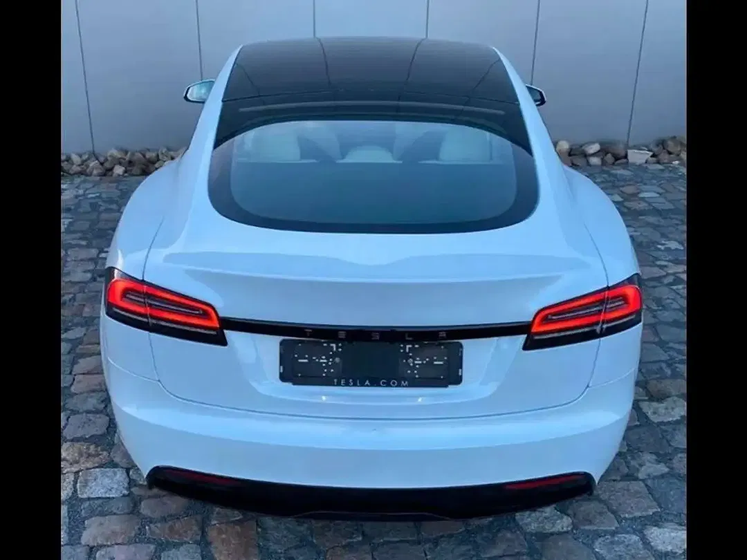 Tesla Model S - Thumbnail 9