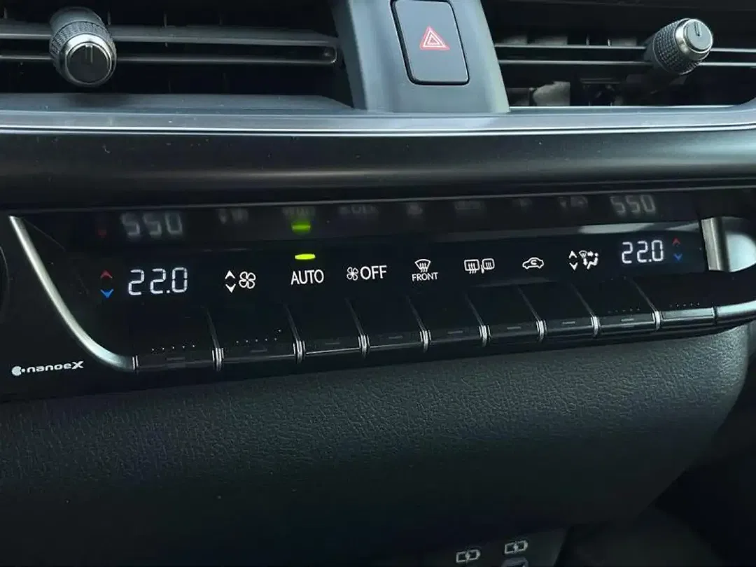 Lexus UX 300h - Thumbnail 13