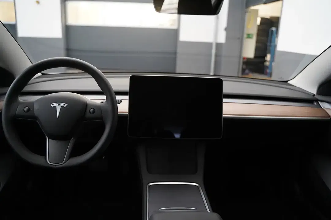 Tesla Model 3 - Thumbnail 9