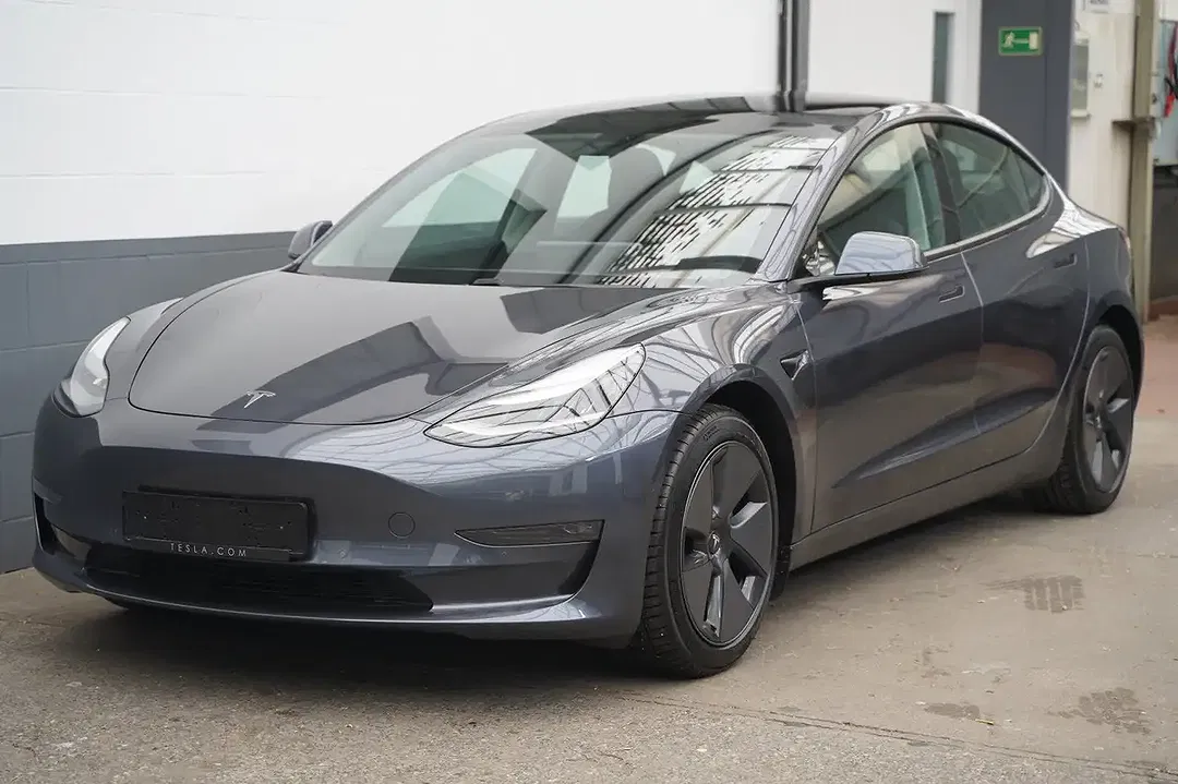Tesla Model 3 - Thumbnail 2