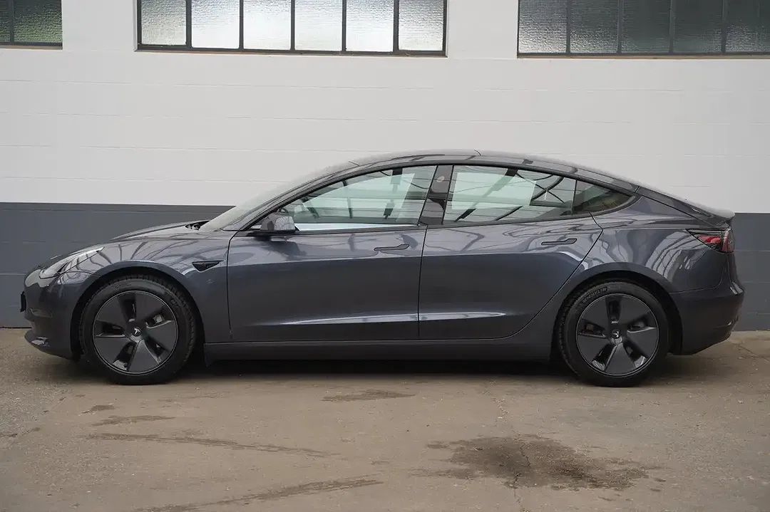 Tesla Model 3 - Thumbnail 3