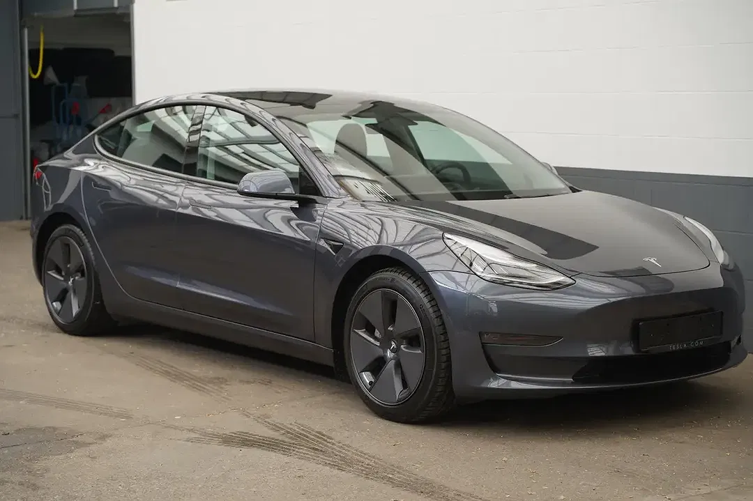 Tesla Model 3 - Thumbnail 4