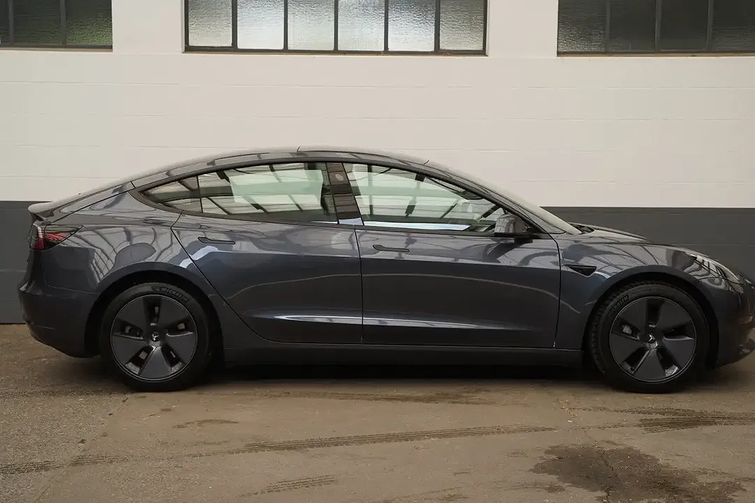 Tesla Model 3 - Thumbnail 5
