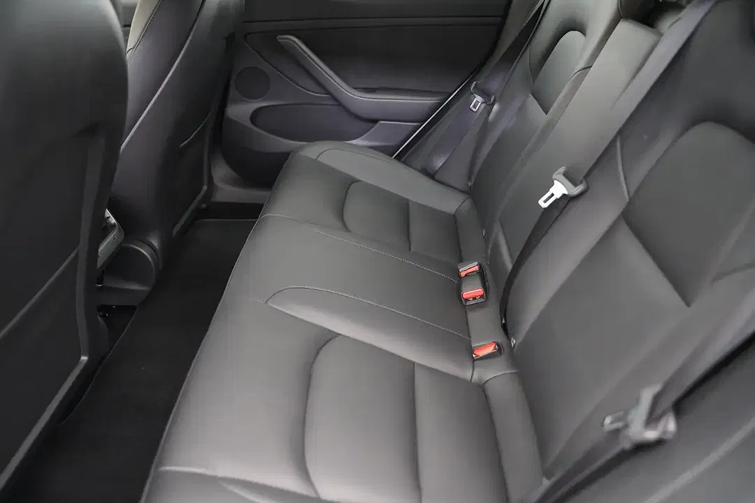 Tesla Model 3 - Thumbnail 6