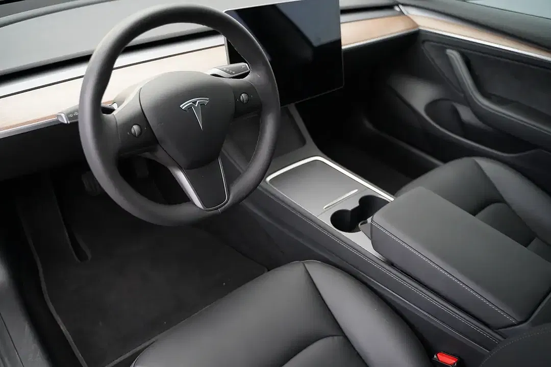 Tesla Model 3 - Thumbnail 8