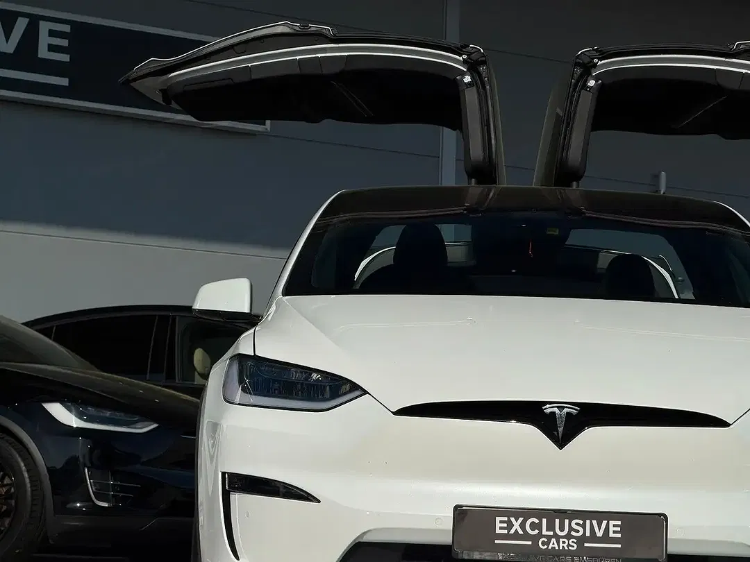 Tesla Model X - Thumbnail 11