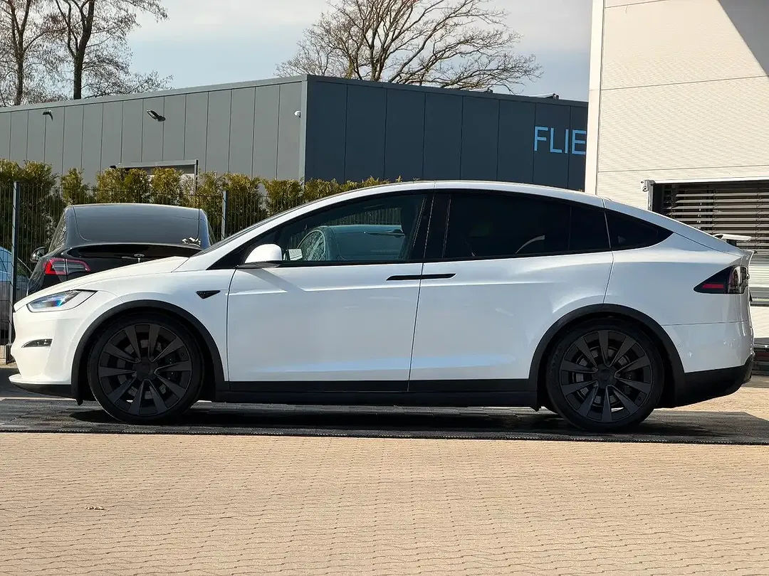 Tesla Model X - Thumbnail 12