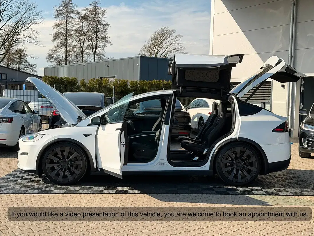 Tesla Model X - Thumbnail 3