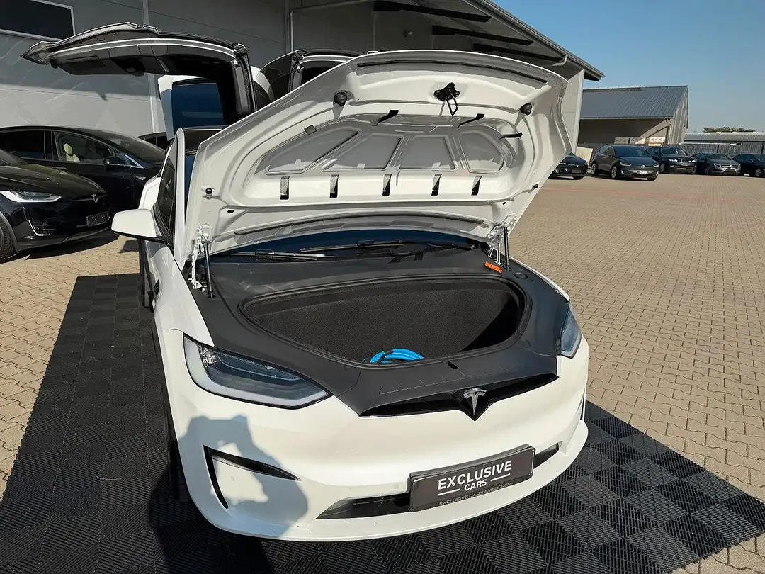 Tesla Model X - Thumbnail 6