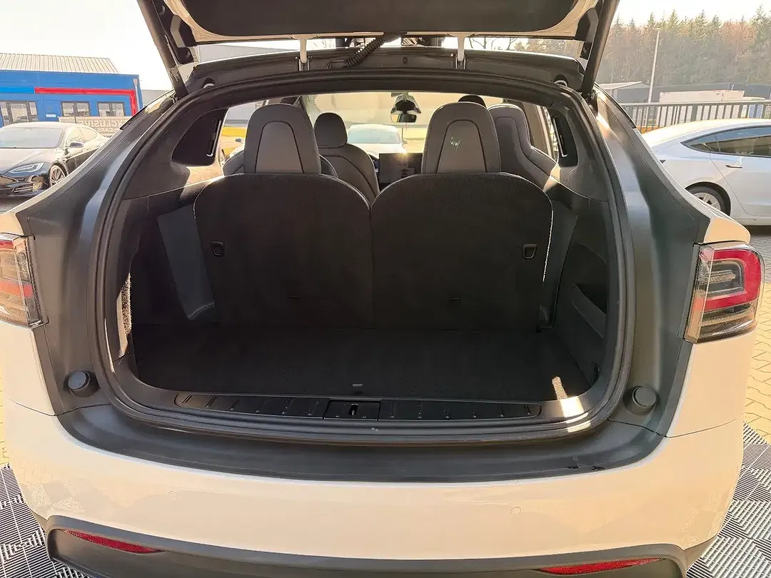 Tesla Model X - Thumbnail 8