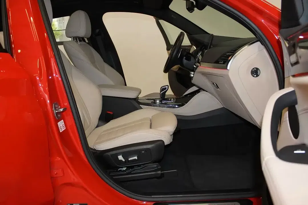 BMW X4 M - Thumbnail 11