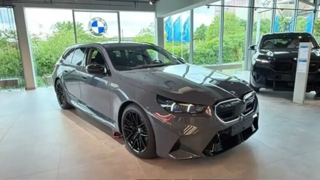 BMW M5 - Thumbnail 2
