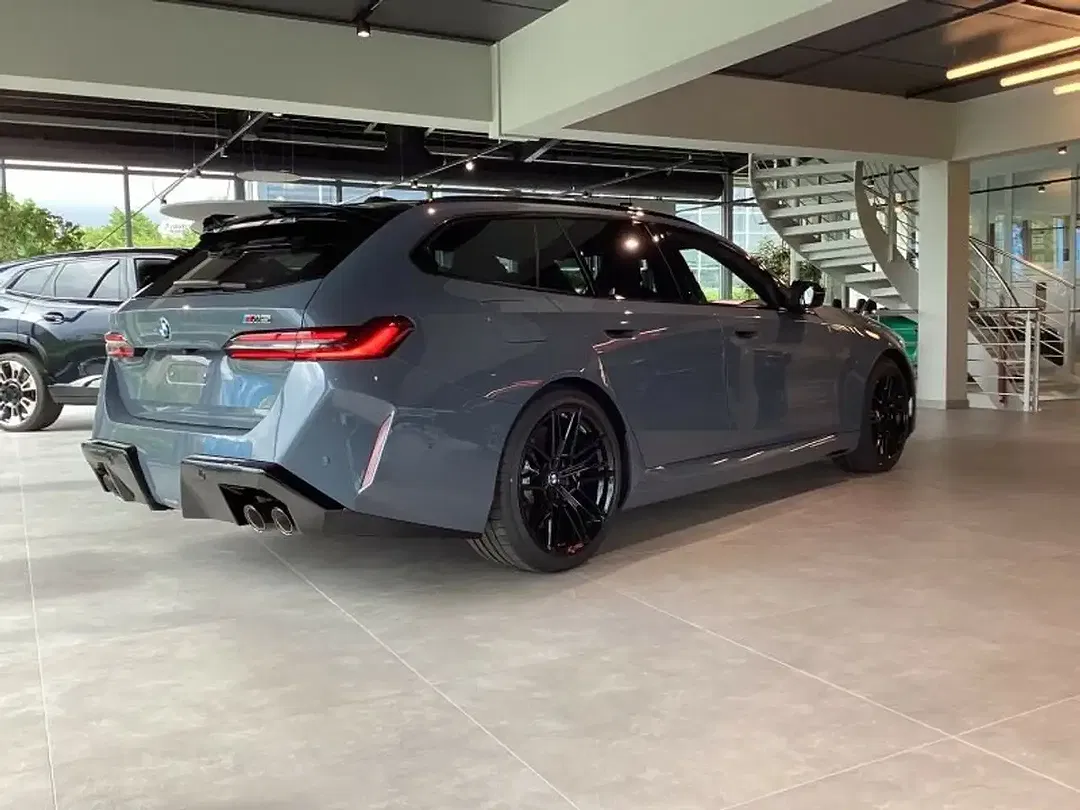 BMW M5 - Thumbnail 3