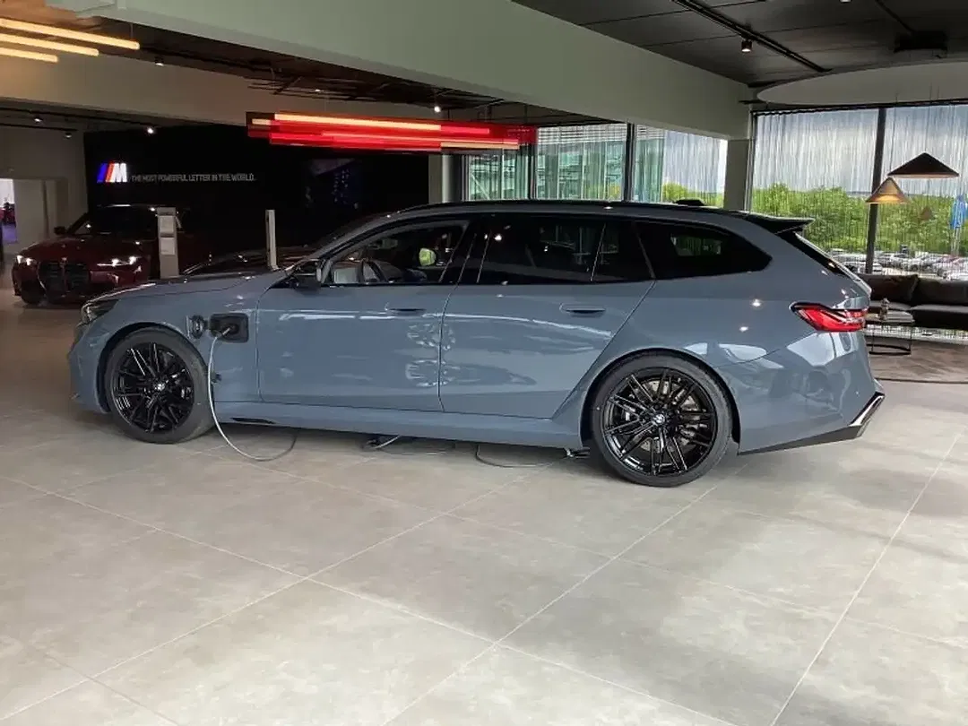 BMW M5 - Thumbnail 4