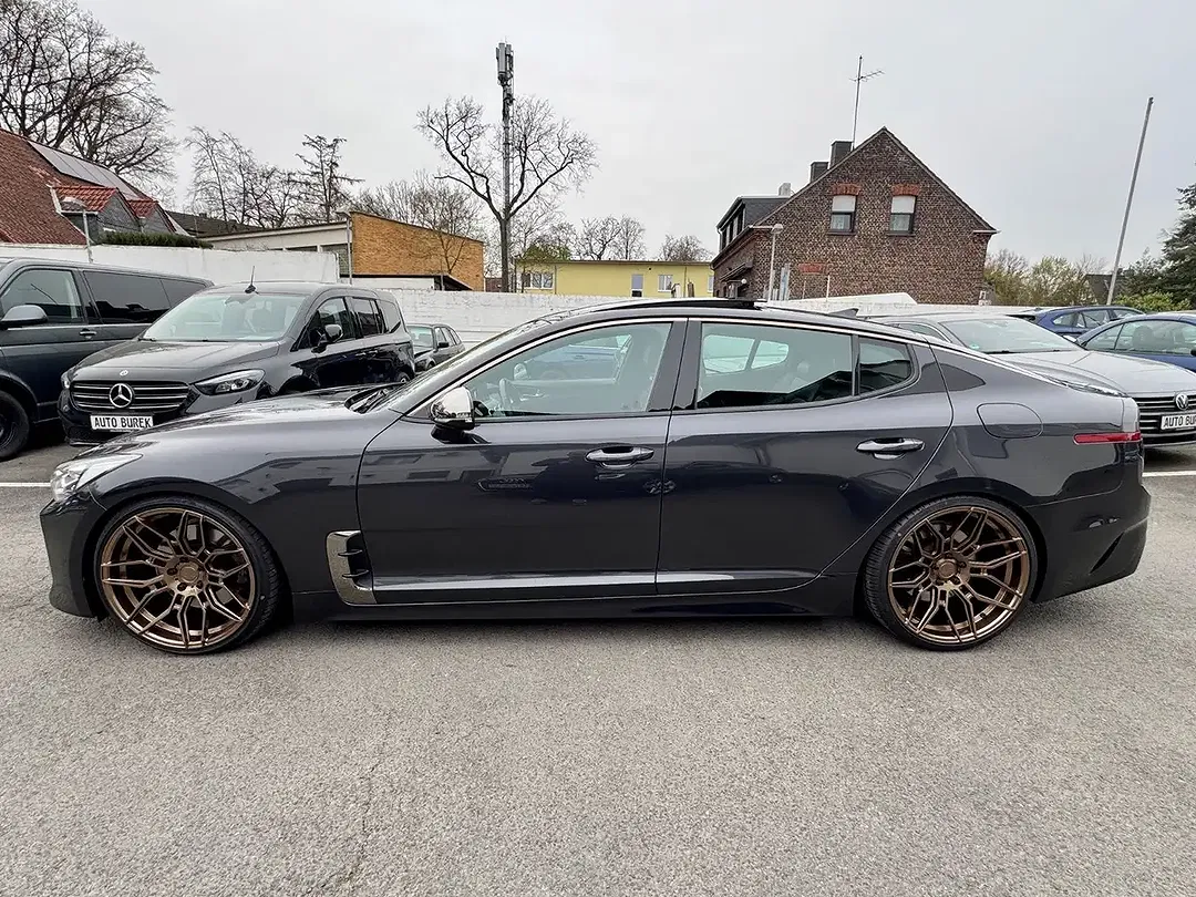 Kia Stinger - Thumbnail 3